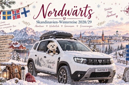 Nordwärts 2028/29 – winterliche Skandinavienreise mit weißem Dacia Duster, Timmy und den Flaggen von Dänemark, Schweden, Norwegen und Finnland.